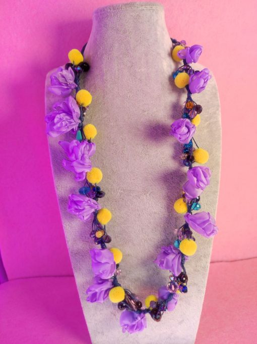 Collana lunga con boccioli in organza di seta viola, pon pon gialli e grappoli di cristalli colorati