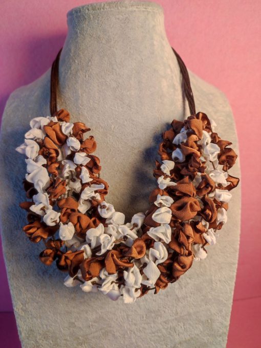 Collana multifilo con boccioli in stoffa d'organza di seta marrone e bianca e cordino marrone