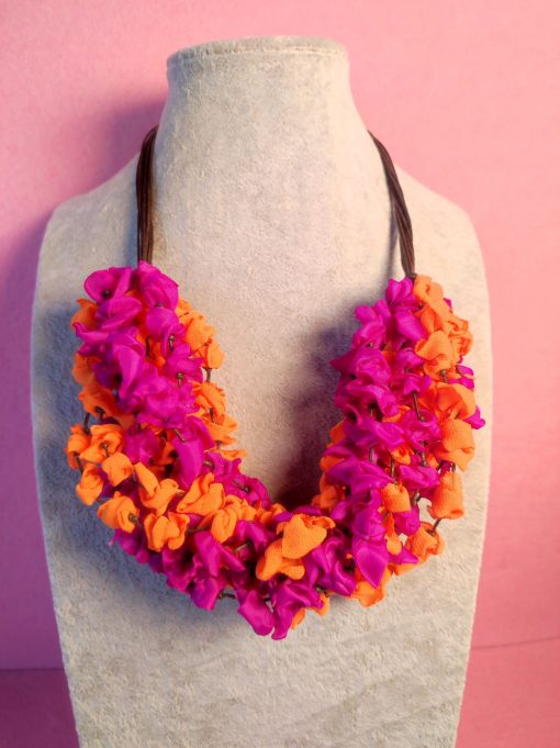 Collana multifilo con boccioli in stoffa d'organza di seta e chiffon, bigiotteria artigianale