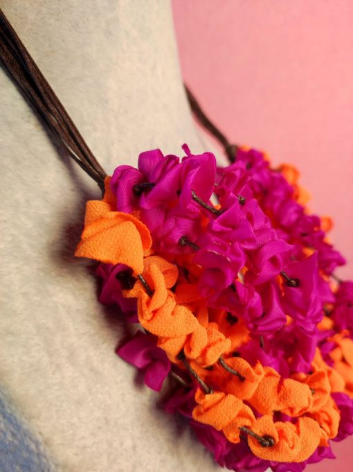 Collana multifilo con boccioli in stoffa d'organza di seta fucsia, chiffon arancione e cordino marrone