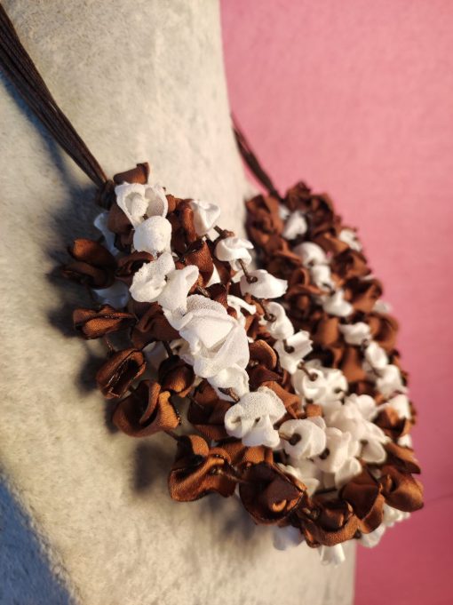 Collana multifilo con boccioli in stoffa d'organza di seta marrone e bianca e cordino marrone