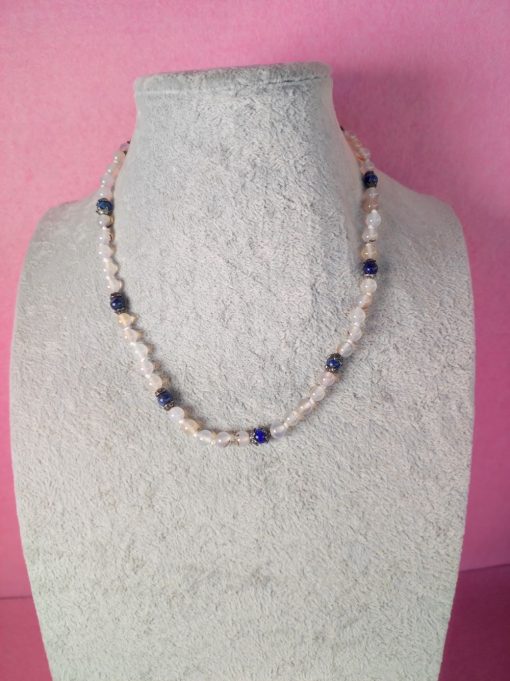 Collana in pietre dure di agata bianca con sfumature nere, lapislazzuli ed elementi tibetani