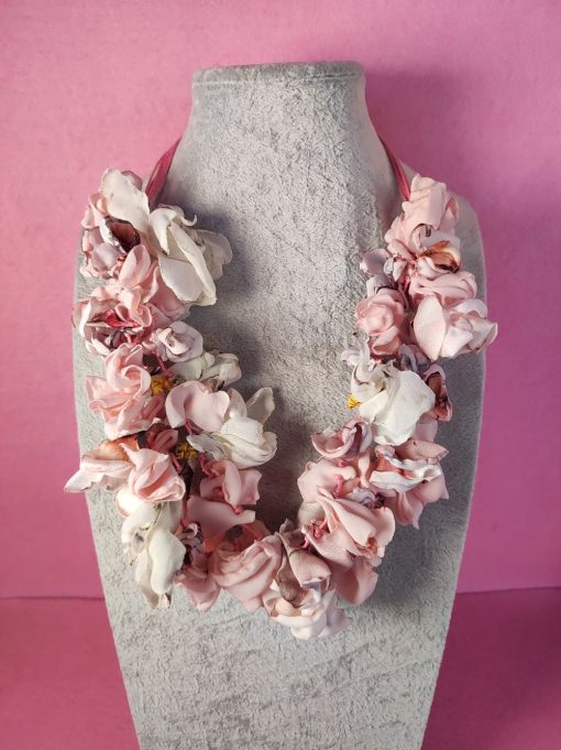 Collana rosa con boccioli in chiffon e organza di seta, bijou artigianale, elegante e romantico