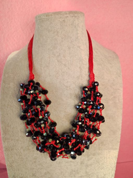 Collana rossa multifilo, realizzata totalmente a mano, con cristalli neri e verdi, elegante da donna