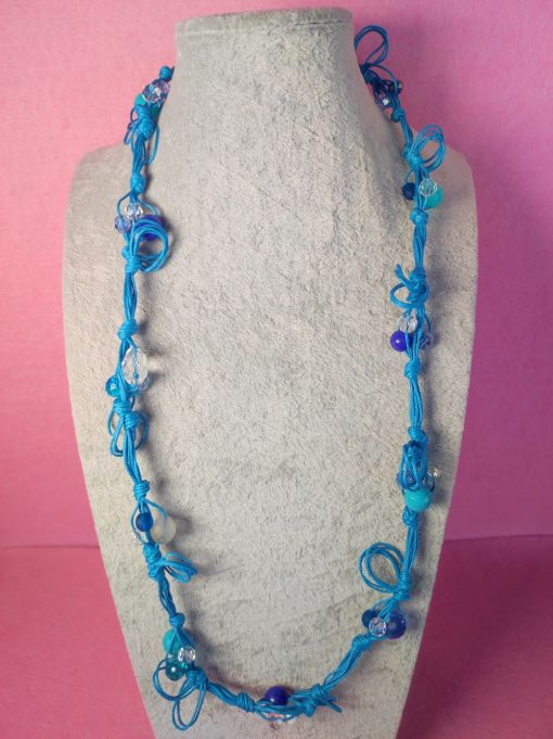 Collana turchese con riccioli e cristalli blu, azzurri e incolore trasparenti, bijou artigianale da donna